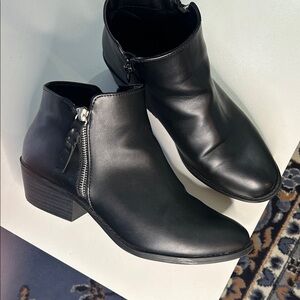 Arizona Jean Company Black Ankle zip up boots,9.5